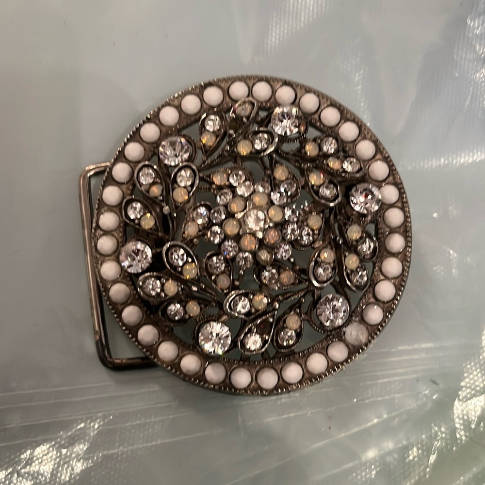YONI z embellished round belt buckle/ METALTONE and stones
